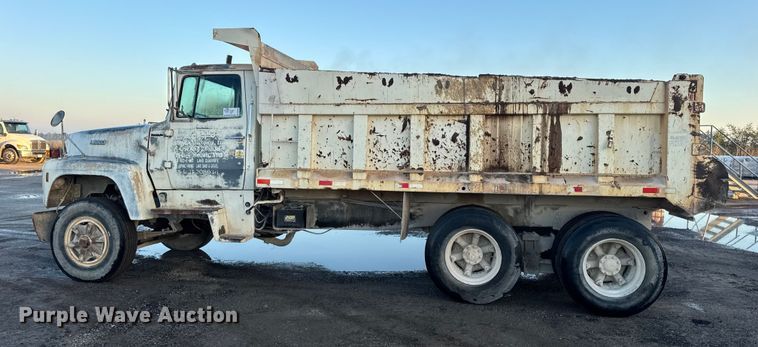 image for item DW6643 1990 Ford L9000 dump truck