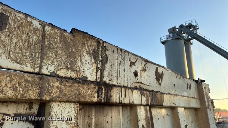 image for item DW6643 1990 Ford L9000 dump truck