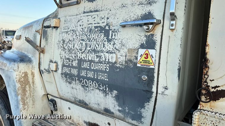 image for item DW6643 1990 Ford L9000 dump truck