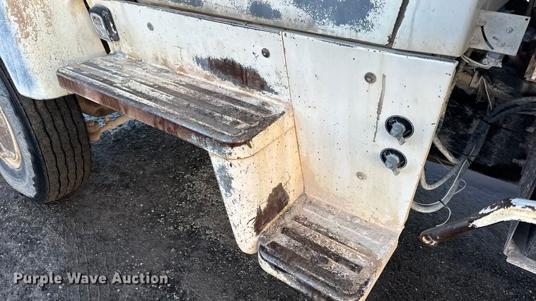 image for item DW6643 1990 Ford L9000 dump truck