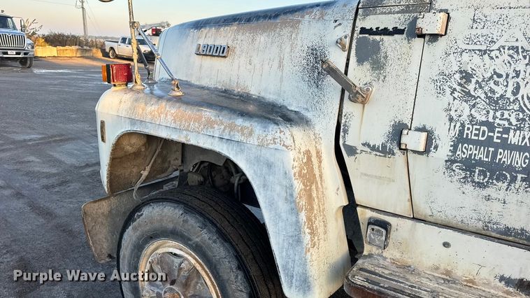 image for item DW6643 1990 Ford L9000 dump truck