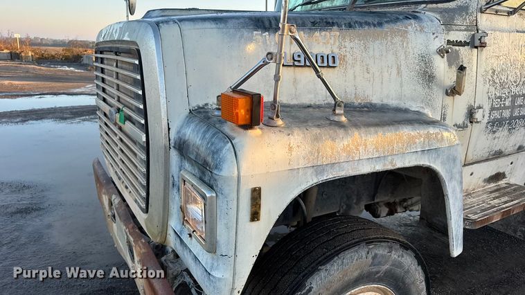 image for item DW6643 1990 Ford L9000 dump truck
