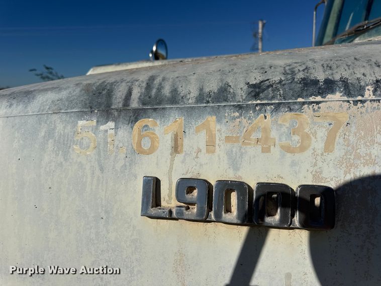 image for item DW6643 1990 Ford L9000 dump truck