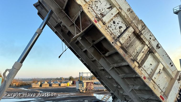 image for item DW6643 1990 Ford L9000 dump truck