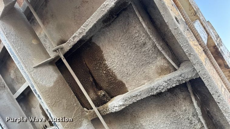 image for item DW6643 1990 Ford L9000 dump truck