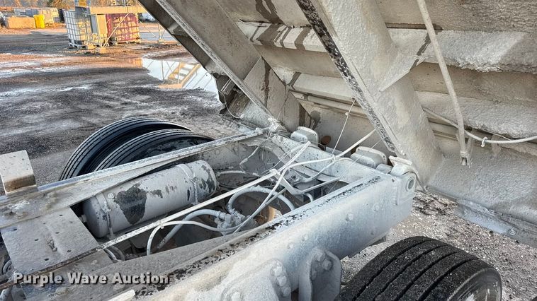 image for item DW6643 1990 Ford L9000 dump truck