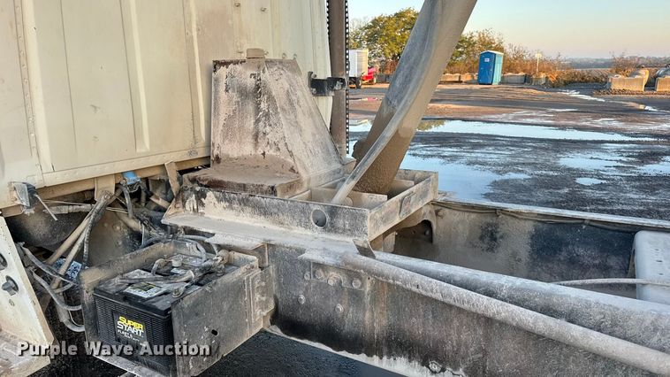 image for item DW6643 1990 Ford L9000 dump truck