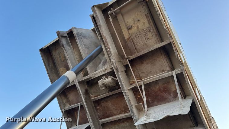 image for item DW6643 1990 Ford L9000 dump truck