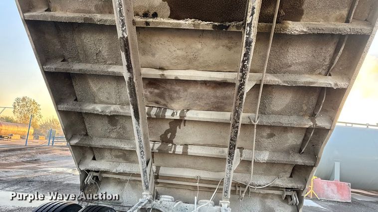 image for item DW6643 1990 Ford L9000 dump truck