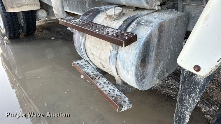 image for item DW6643 1990 Ford L9000 dump truck