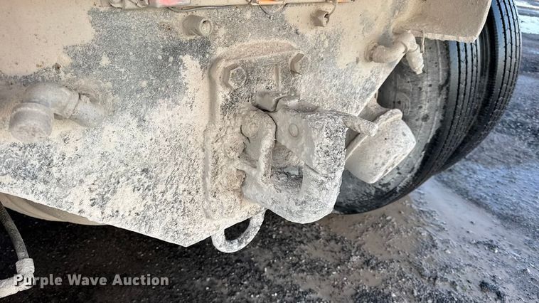 image for item DW6643 1990 Ford L9000 dump truck