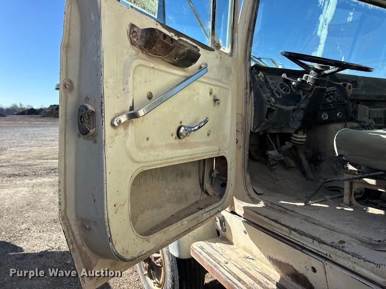 image for item DW6643 1990 Ford L9000 dump truck