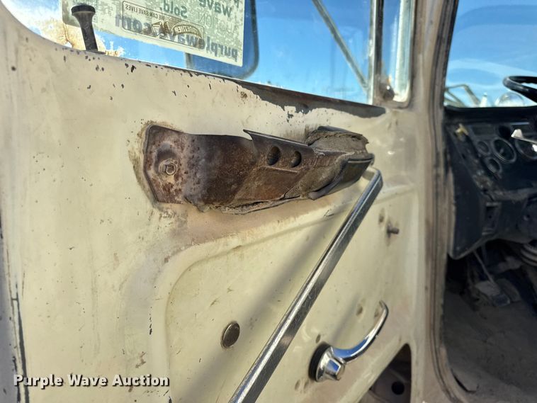 image for item DW6643 1990 Ford L9000 dump truck