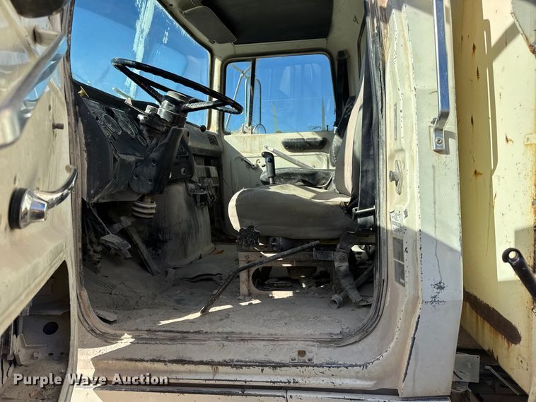 image for item DW6643 1990 Ford L9000 dump truck