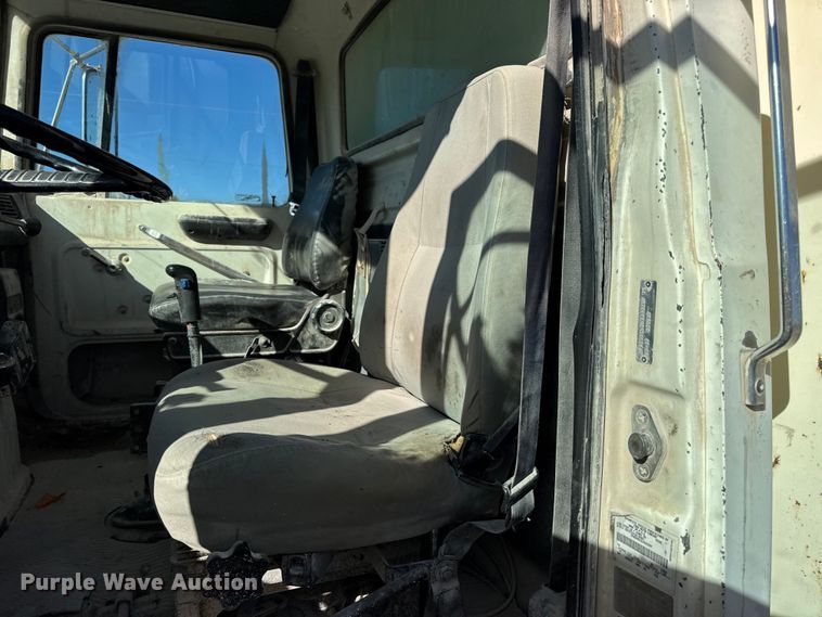 image for item DW6643 1990 Ford L9000 dump truck