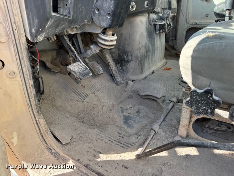 image for item DW6643 1990 Ford L9000 dump truck