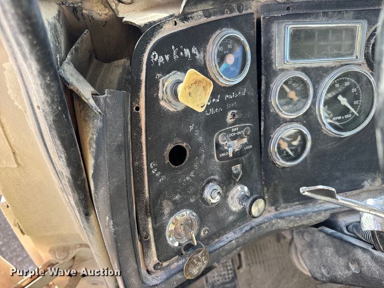 image for item DW6643 1990 Ford L9000 dump truck