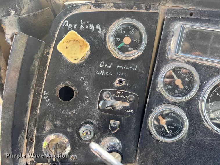 image for item DW6643 1990 Ford L9000 dump truck