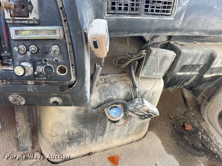 image for item DW6643 1990 Ford L9000 dump truck