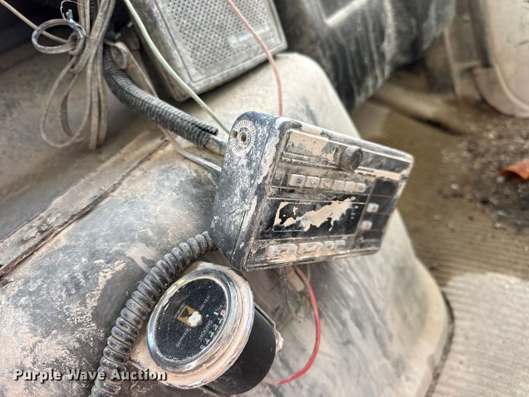 image for item DW6643 1990 Ford L9000 dump truck