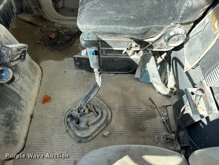 image for item DW6643 1990 Ford L9000 dump truck