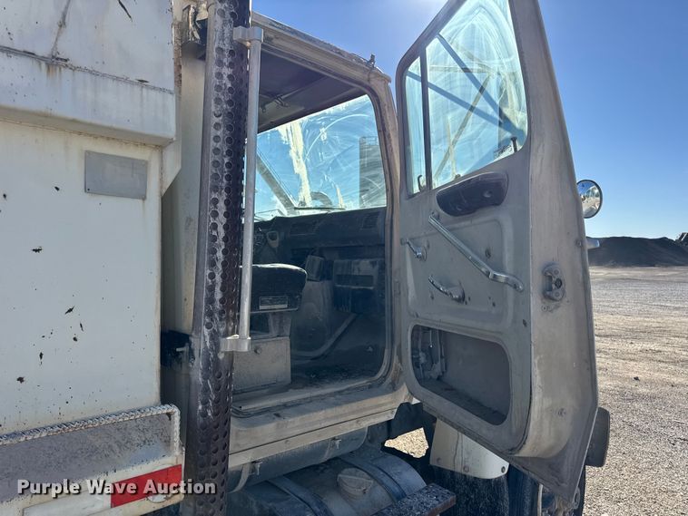 image for item DW6643 1990 Ford L9000 dump truck