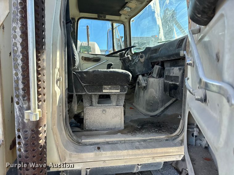 image for item DW6643 1990 Ford L9000 dump truck