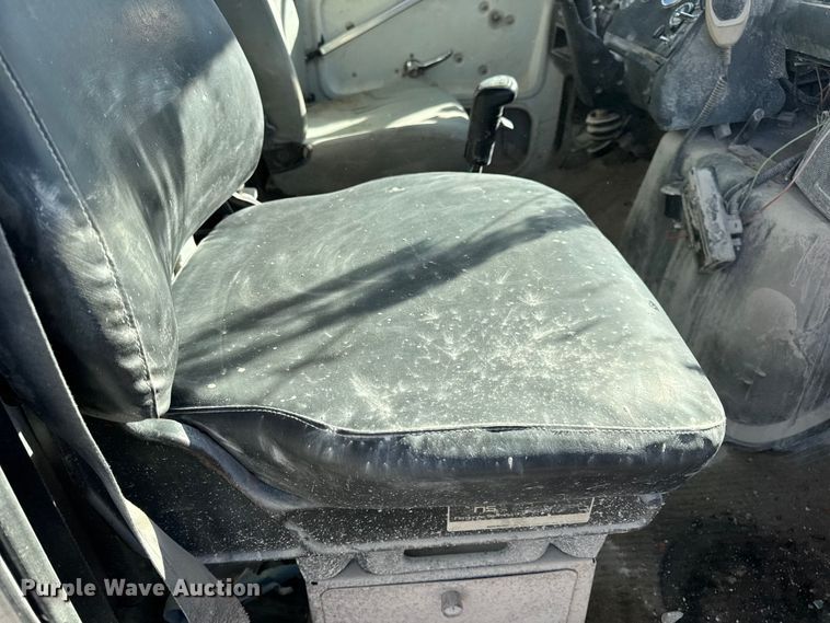 image for item DW6643 1990 Ford L9000 dump truck