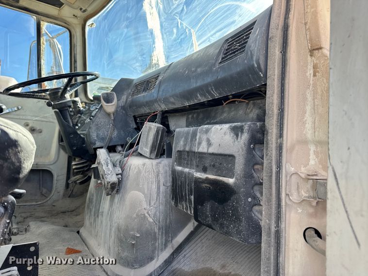 image for item DW6643 1990 Ford L9000 dump truck