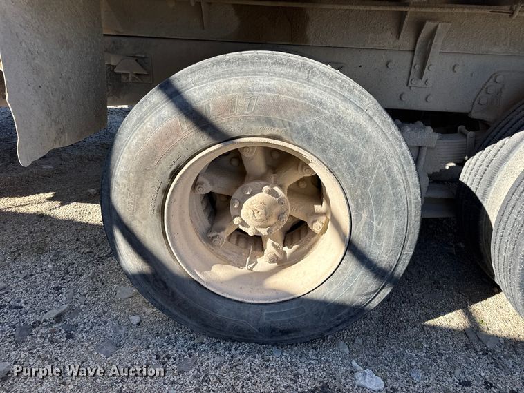 image for item DW6643 1990 Ford L9000 dump truck