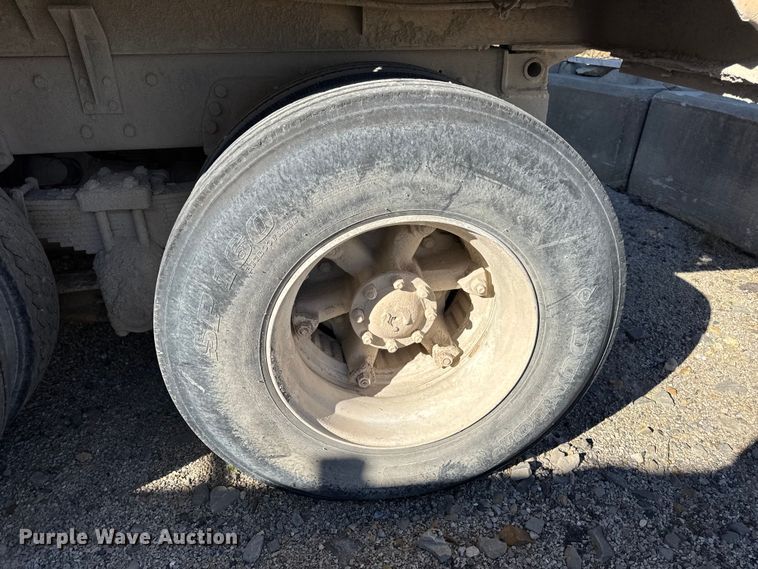 image for item DW6643 1990 Ford L9000 dump truck