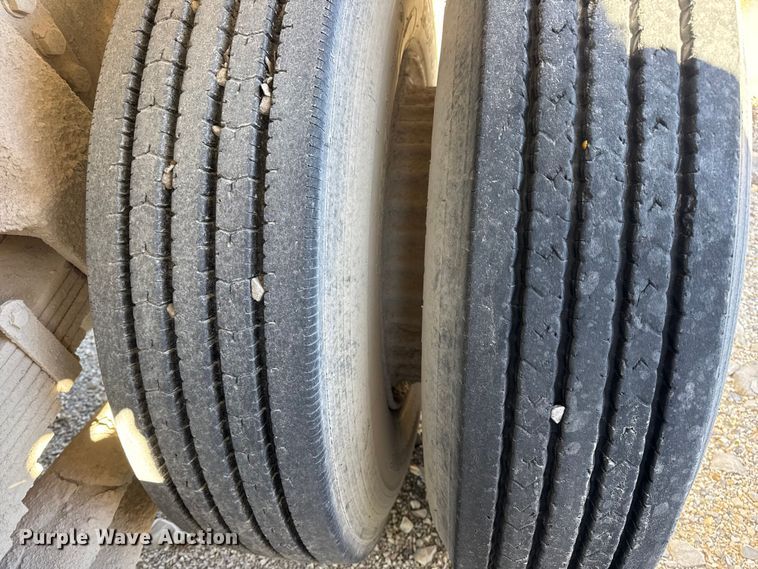 image for item DW6643 1990 Ford L9000 dump truck