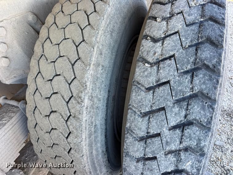 image for item DW6643 1990 Ford L9000 dump truck