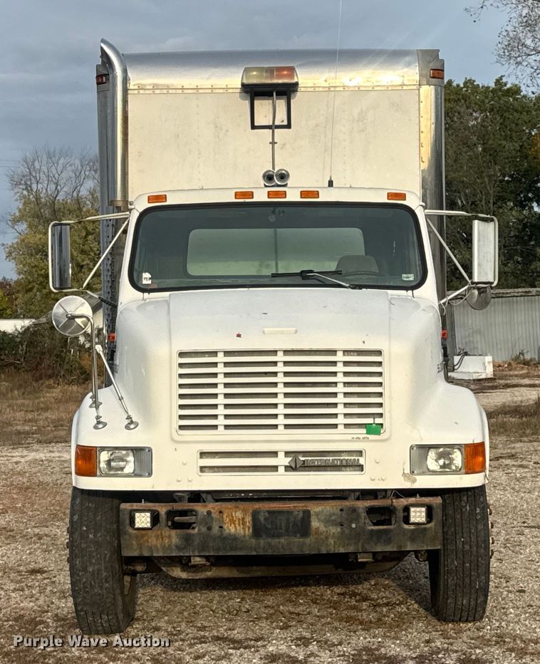 image for item DW6647 1992 International 8200 fuel / lube truck