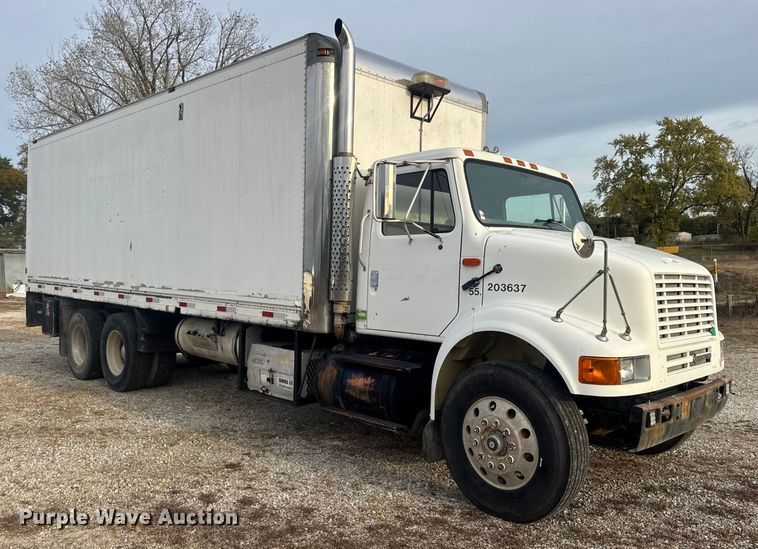 image for item DW6647 1992 International 8200 fuel / lube truck