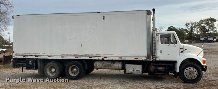 image for item DW6647 1992 International 8200 fuel / lube truck