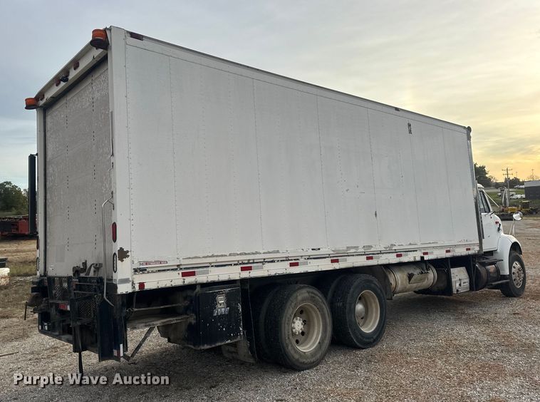 image for item DW6647 1992 International 8200 fuel / lube truck