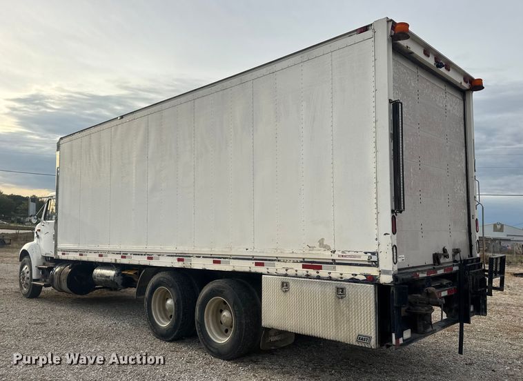 image for item DW6647 1992 International 8200 fuel / lube truck