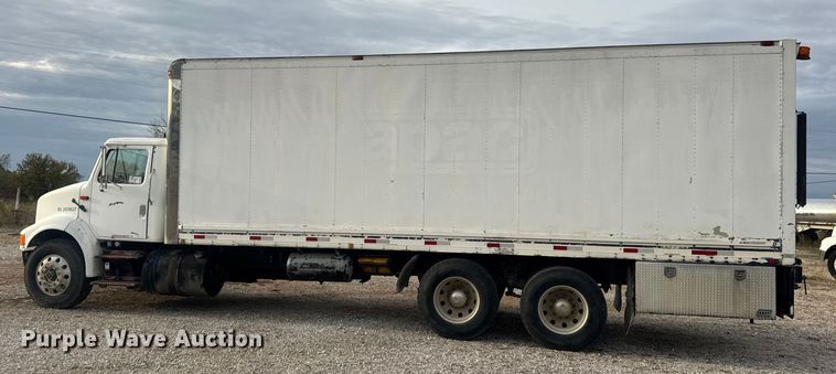 image for item DW6647 1992 International 8200 fuel / lube truck