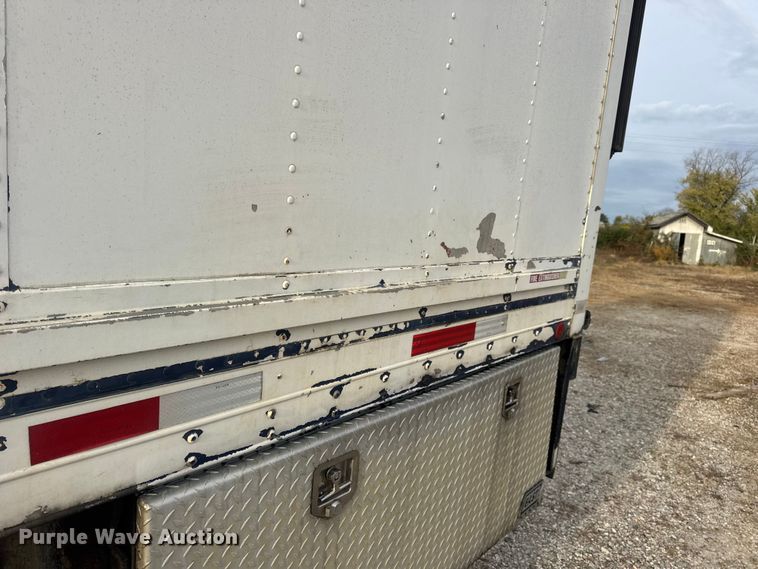 image for item DW6647 1992 International 8200 fuel / lube truck