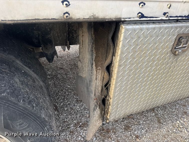 image for item DW6647 1992 International 8200 fuel / lube truck