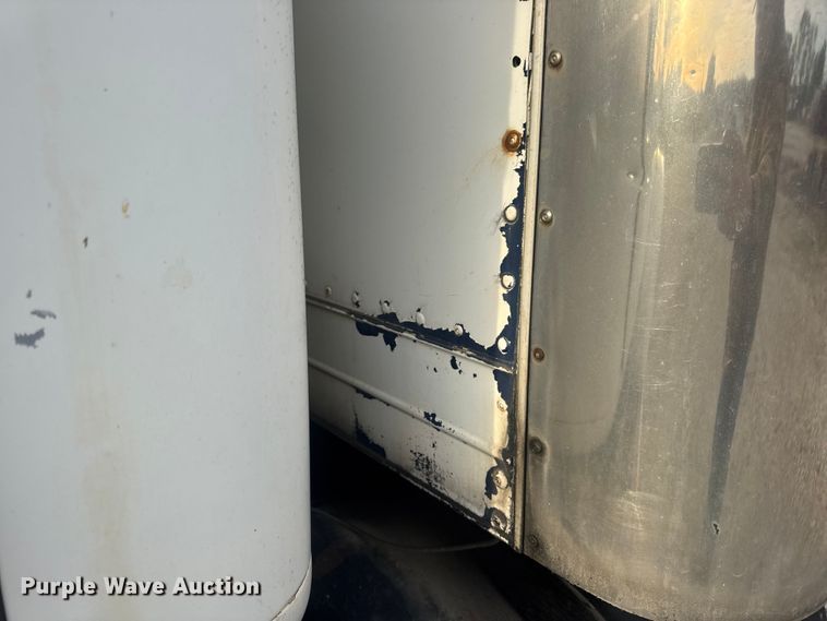 image for item DW6647 1992 International 8200 fuel / lube truck