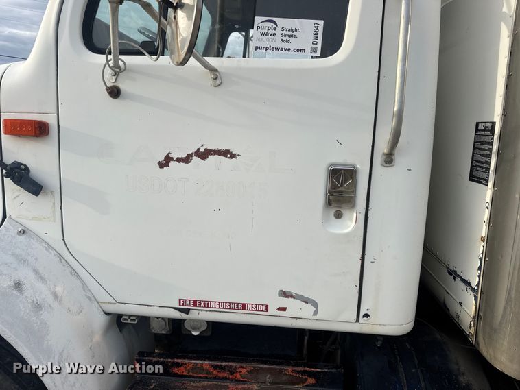 image for item DW6647 1992 International 8200 fuel / lube truck