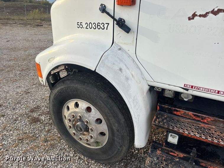 image for item DW6647 1992 International 8200 fuel / lube truck