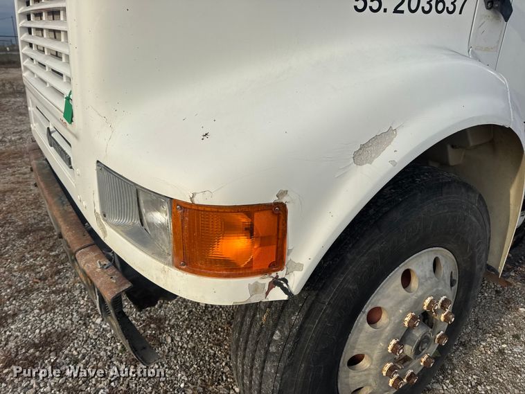 image for item DW6647 1992 International 8200 fuel / lube truck