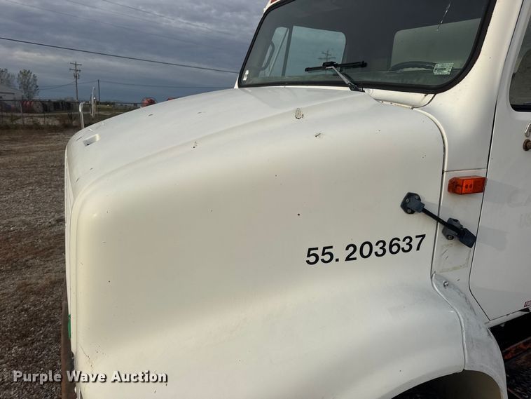 image for item DW6647 1992 International 8200 fuel / lube truck