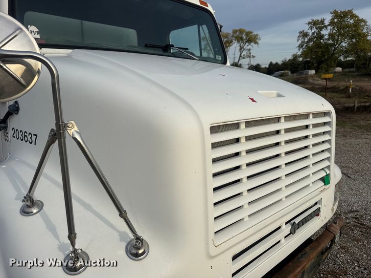 image for item DW6647 1992 International 8200 fuel / lube truck