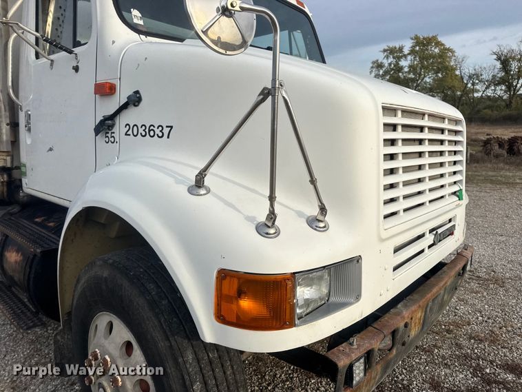 image for item DW6647 1992 International 8200 fuel / lube truck