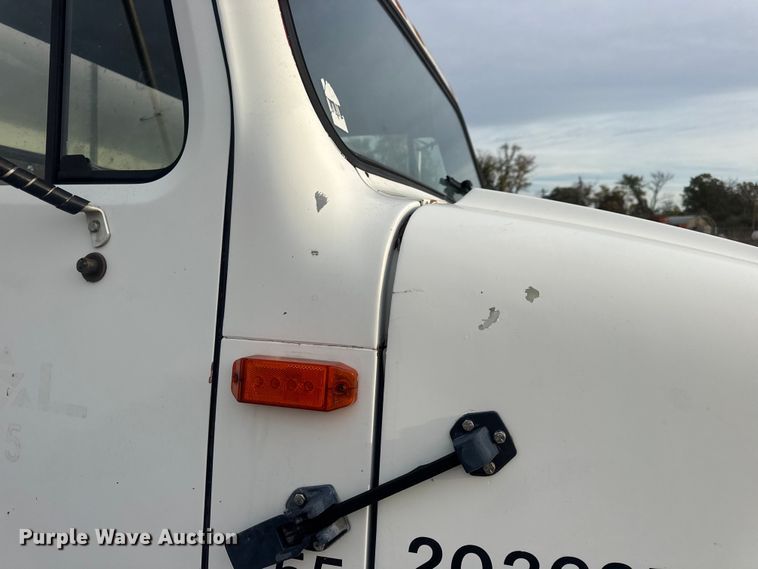 image for item DW6647 1992 International 8200 fuel / lube truck