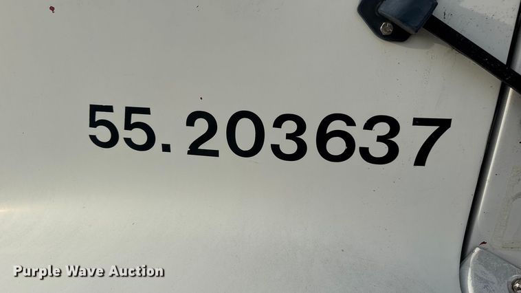 image for item DW6647 1992 International 8200 fuel / lube truck